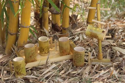 Bánh quy hoa và cốc tre