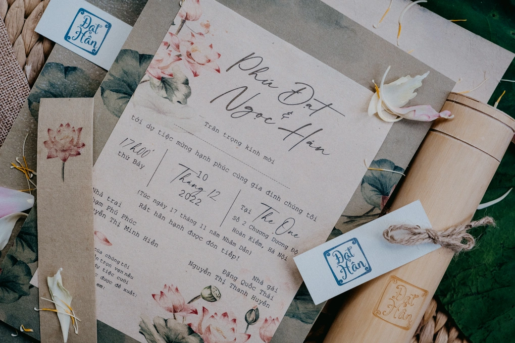 Ngọc Hân làm thiệp cưới bằng giấy dó, ống tre