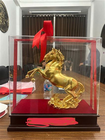 Quà Tặng Sếp Tượng Mã Đáo Thành Công dát vàng 