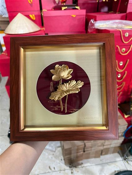 Quà tặng tranh hoa sẽ dát vàng 